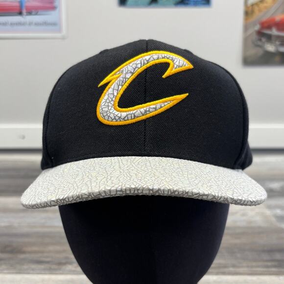 Mitchell & Ness Cleveland Cavs Cavaliers Black OS Iridescent Crackled Cap Hat - Picture 1 of 9